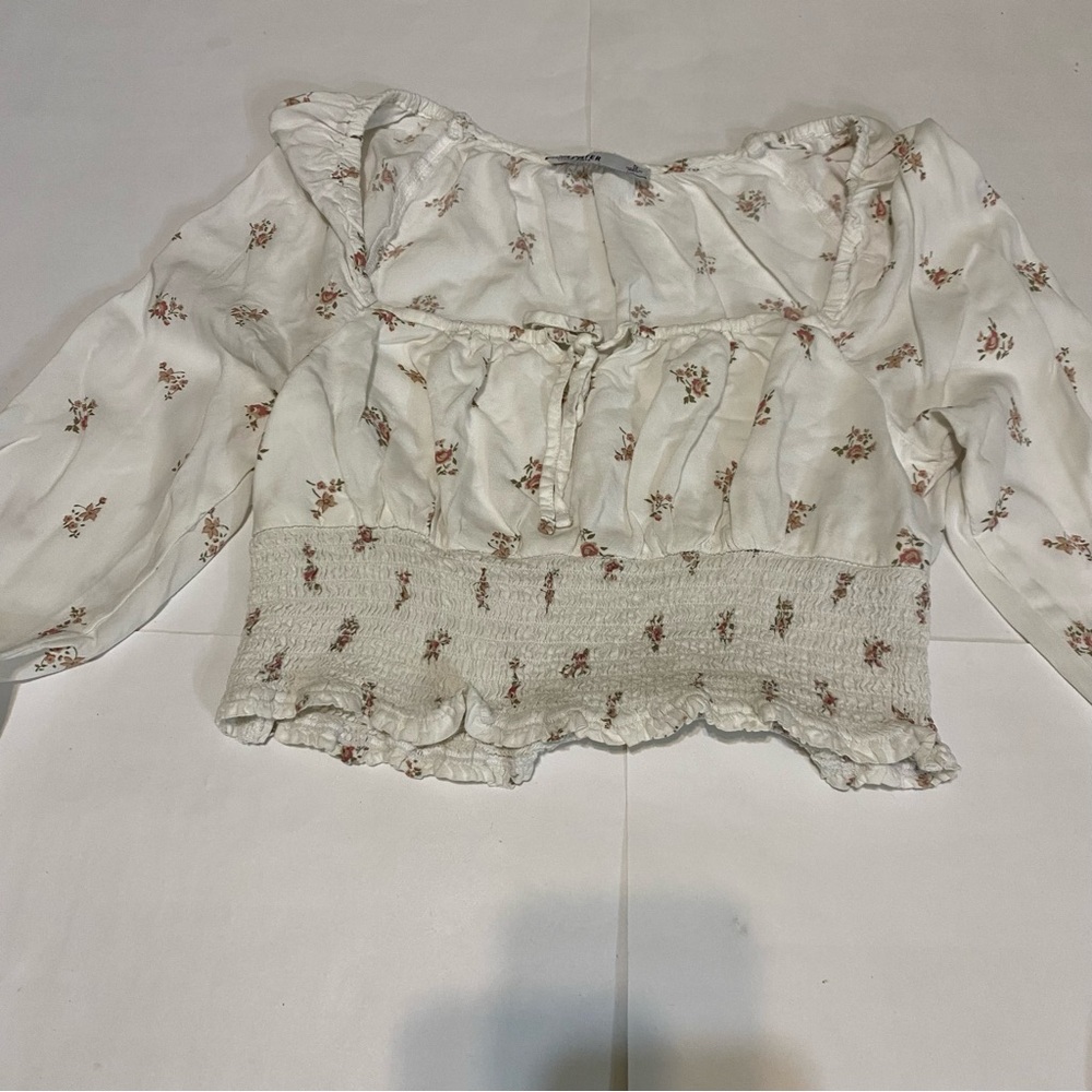 67. Hollister White Floral Blouse - Picture 3 of 7